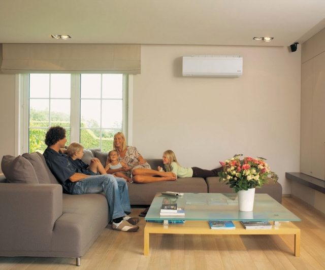 Família conversando em ambiente com ar condicionado